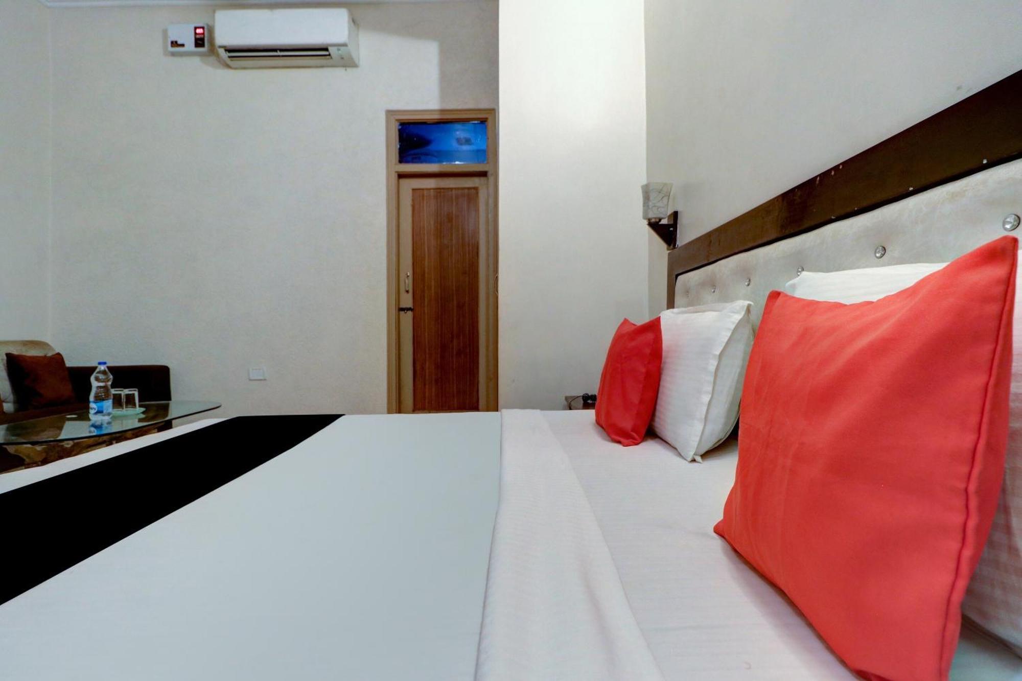 โอโย 73432 โฮเทล ดีไวน์ Hotel อัมริตสา ภายนอก รูปภาพ