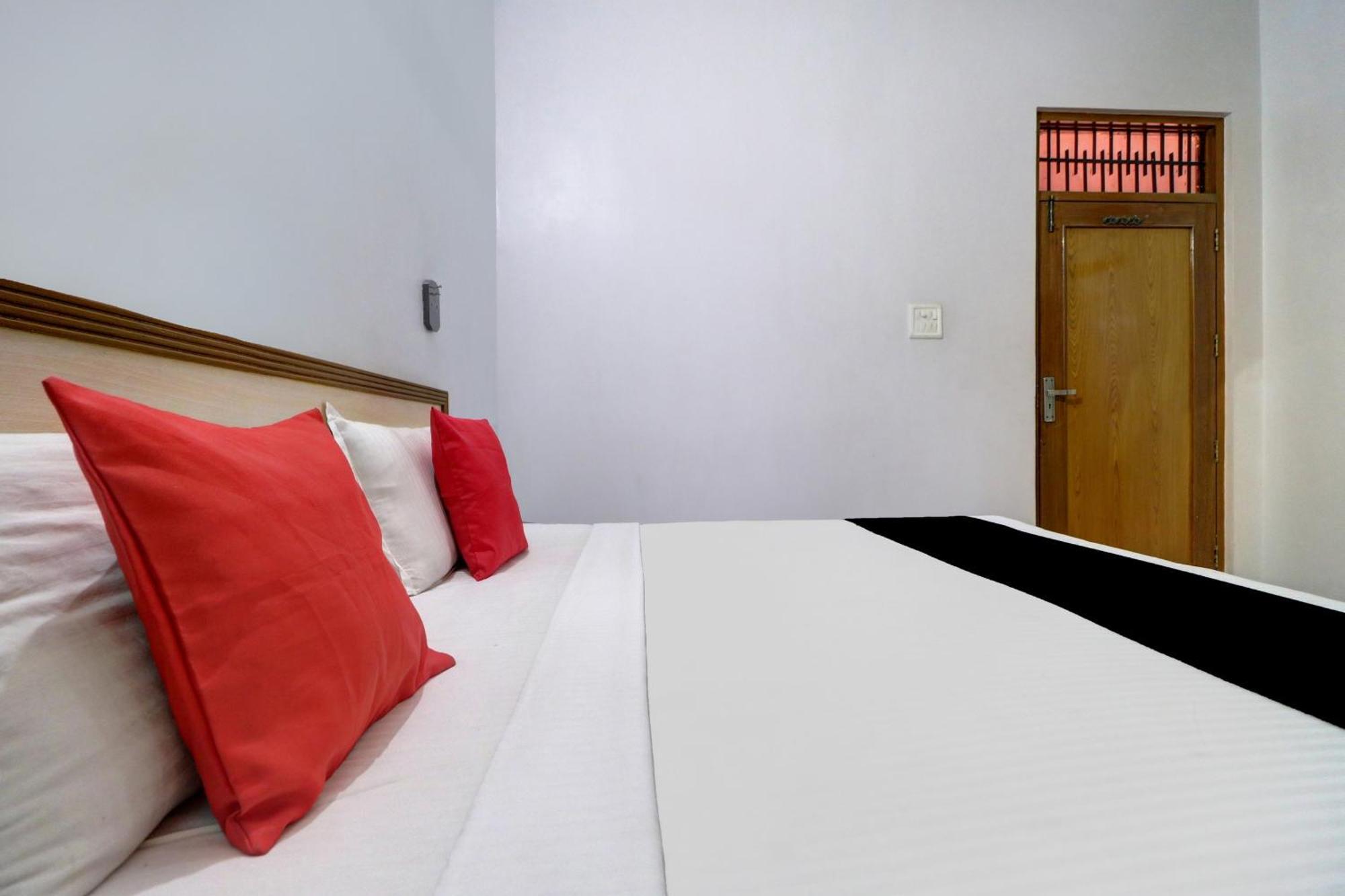 โอโย 73432 โฮเทล ดีไวน์ Hotel อัมริตสา ภายนอก รูปภาพ