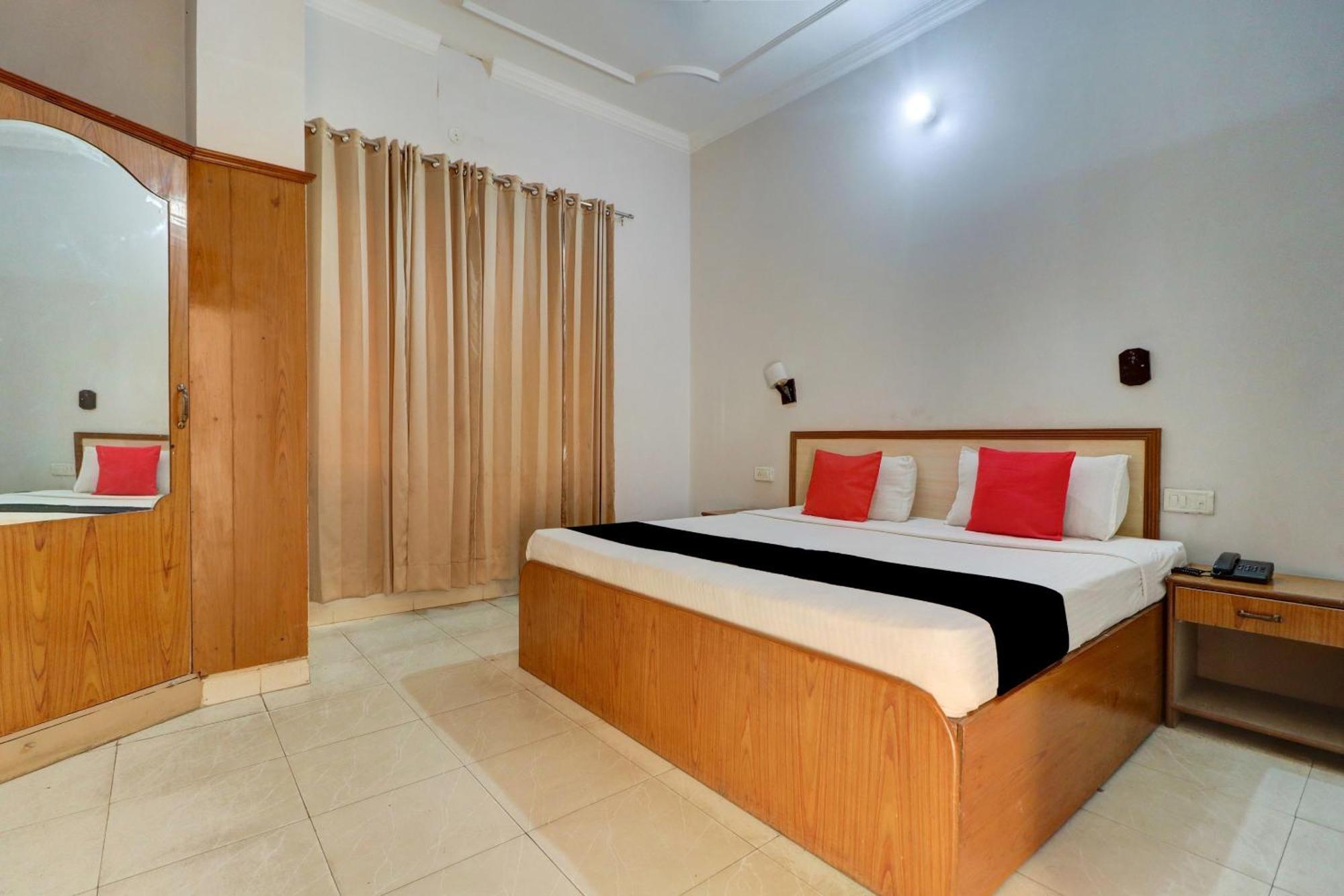 โอโย 73432 โฮเทล ดีไวน์ Hotel อัมริตสา ภายนอก รูปภาพ